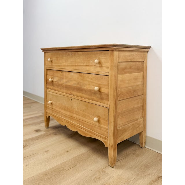 Wood Primitive Scrubbed Pine Three Drawer Dresser Dovetail Porcelain Knobs Vintage For Sale - Image 7 of 14