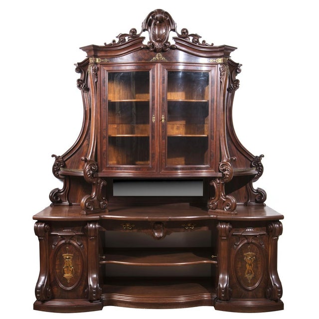 English, 19th century, in mahogany wood. Lower body with one drawer and two doors. Upper body with mirror, two glass...