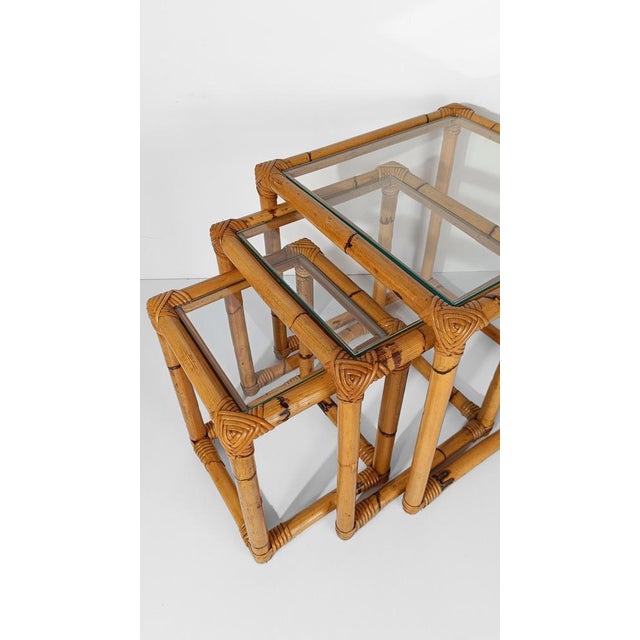 Vintage Italian Bamboo Cane and Rattan Nesting Tables with Clear Glass Top, 1960s, Set of 3 For Sale - Image 15 of 18