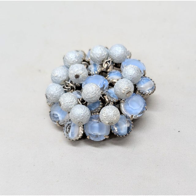 Juliana Vintage 1960s Verified Delizza & Elster Rhodium Plated Blue Givre Rhinestone & Dangles Brooch For Sale - Image 4 of 7