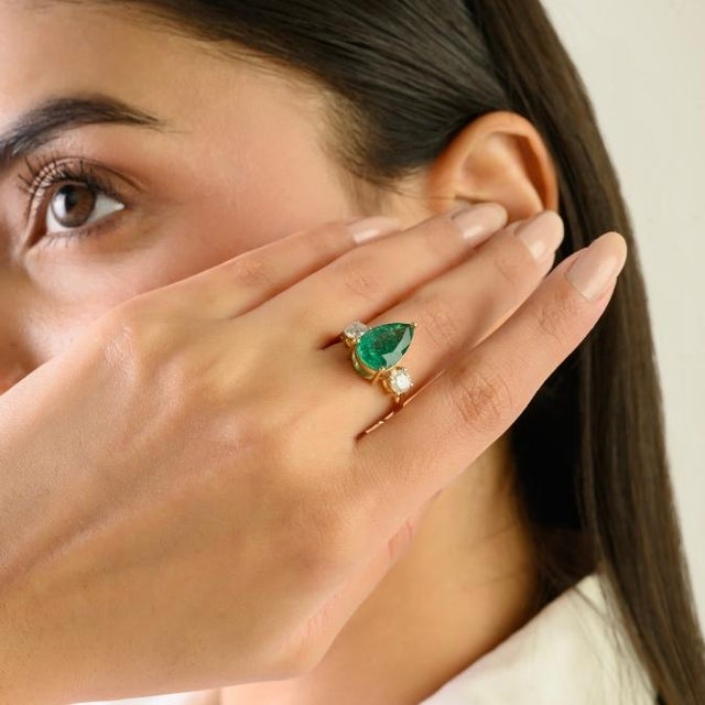 Retro-Inspired 3.47Ct Pear Cut Emerald & Diamond Statement Ring Size 6 in 18k Gold For Sale - Image 4 of 14