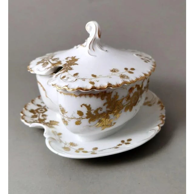 French Gravy Boat in White Porcelain with Gold Decoration from Haviland & Co. Limoges, 1902, Set of 2 For Sale - Image 4 of 13