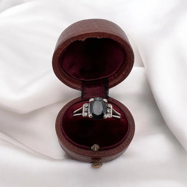 Vintage ring in 18 carat gold (750 thousandths). It is composed of a sapphire of approximately 1 carat as well as three...