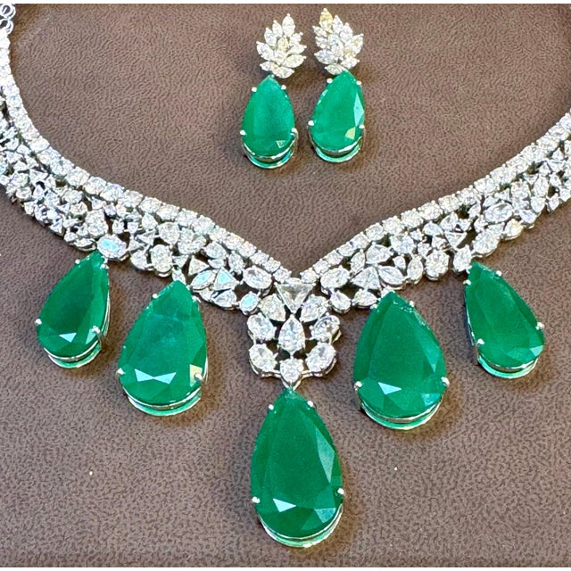 2020s Gia Certified 145ct No Enhacement Emerald & 45 Ct Diamond Necklace Suite For Sale - Image 5 of 8