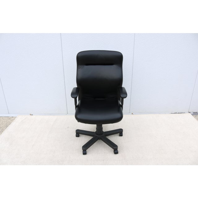 Knoll Bulldog Executive Ergonomic Office Desk Chair in Black Leather, Adjustable For Sale In New York - Image 6 of 18