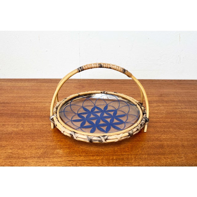 Mid-Century Modern Rattan and Glass Bowl, 1960s, in Good conditions. Designed 1960 to 1969