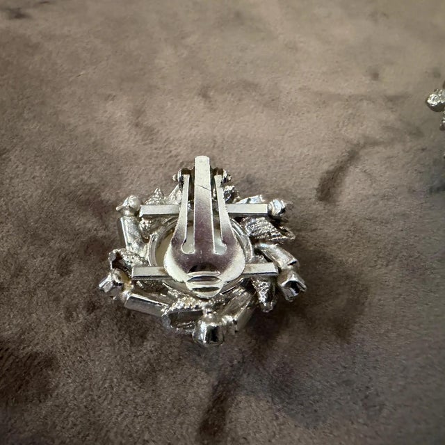 1950s Art Deco Costume Jewelry Silver Plated Metal Italian Clip-on Earrings For Sale - Image 4 of 10