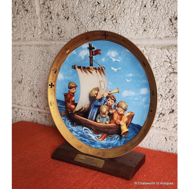 Vintage Hummel Collectors Plate ~ "Land in Sight" Danbury Mint ~ Columbus' Voyage W/ Stand For Sale In New York - Image 6 of 7