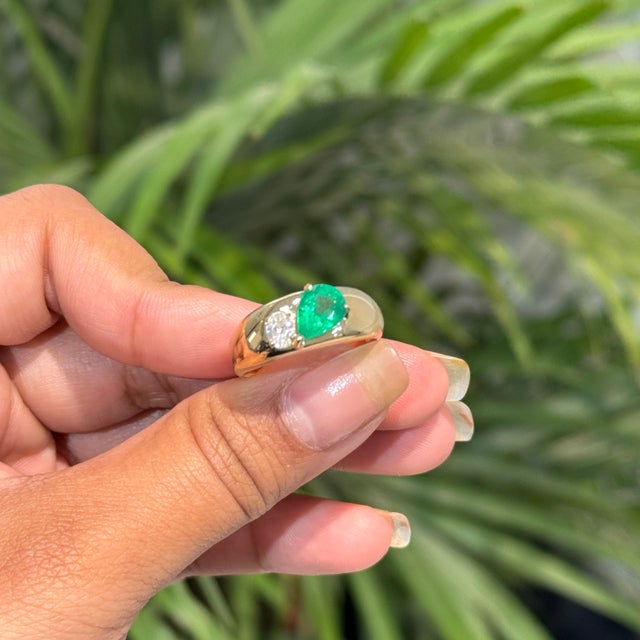 Chunky 18k Gold Emerald Diamond Contemporary Cocktail Ring Size 4 For Sale In New York - Image 6 of 17
