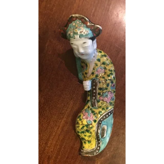 Antique 19th Century Chinese Export Famille Rose Porcelain Wall Hanging of a Reclining Court Lady For Sale - Image 9 of 13