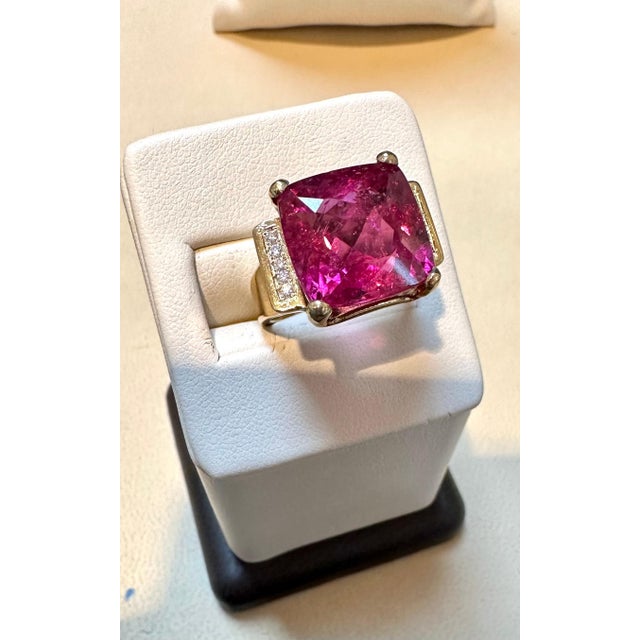 Gemstone 12 Carat Cushion Cut Natural Pink Tourmaline & Diamond 14 Karat Yellow Gold Ring For Sale - Image 7 of 18