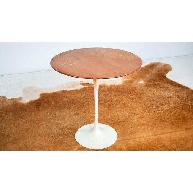 Vintage Eero Saarinen for Knoll International tulip side table with walnut veneer top and white base, circa 1980. Nice...