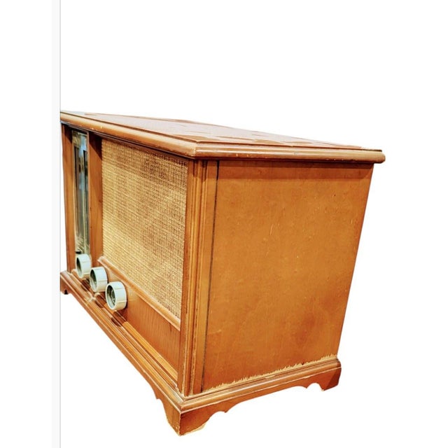 This is a vintage Zenith Model X334 AM/FM tabletop tube radio, produced by the Zenith Radio Corporation from the late...