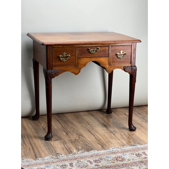 This elegant George III mahogany lowboy, dating to the late 18th century, is a wonderful example of classic English...