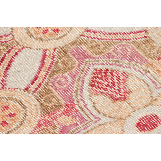 Hand-knotted in wool, this 4x5 rug is the latest exciting addition to Rug & Kilim’s Homage Collection, and is inspired by...