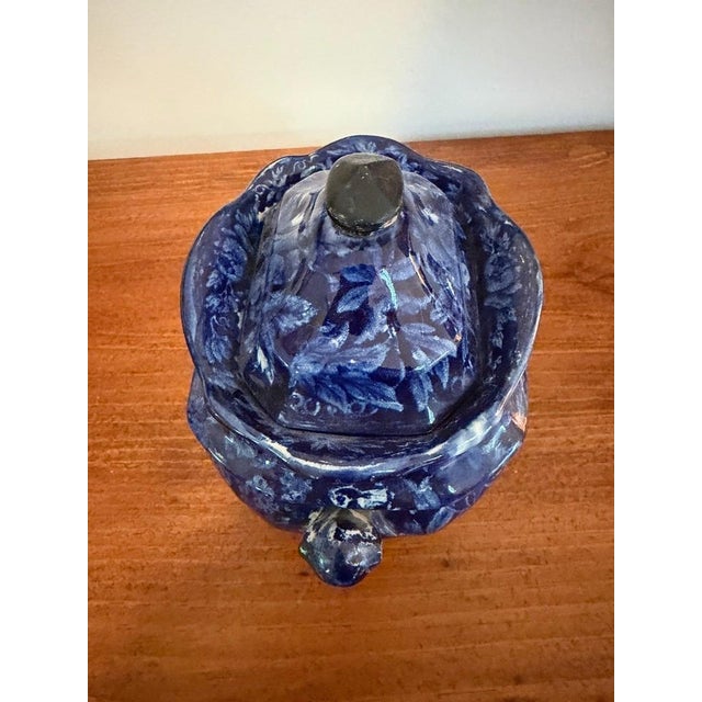 English 18th Century Staffordshire Flow Blue Transferware Sugar Bowl & Lid Enoch Wood Cupid Design With Make Do Handle For Sale - Image 3 of 13