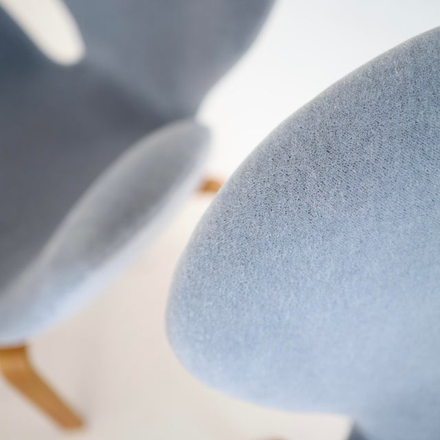 Textile Rare No. 4325 “Swan” Chairs by Arne Jacobsen, a Pair For Sale - Image 7 of 7