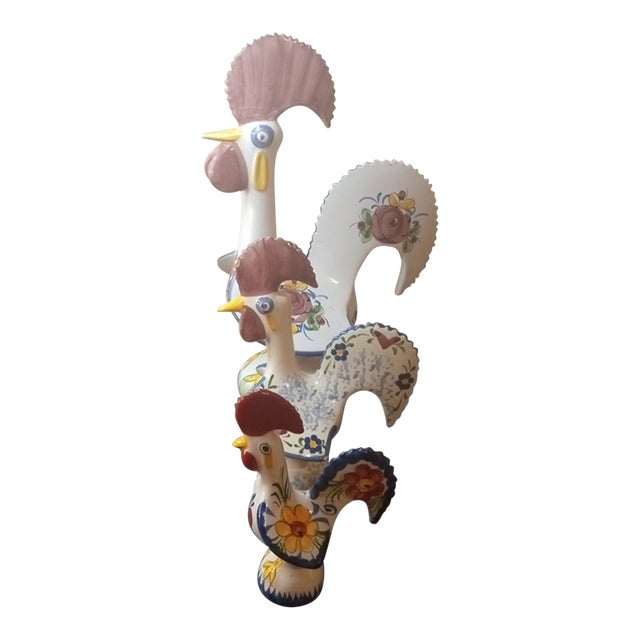 1980s Vestal Folk Art Handpainted Ceramic Roosters From Portugal in Gradient Sizes- Set of 3 For Sale