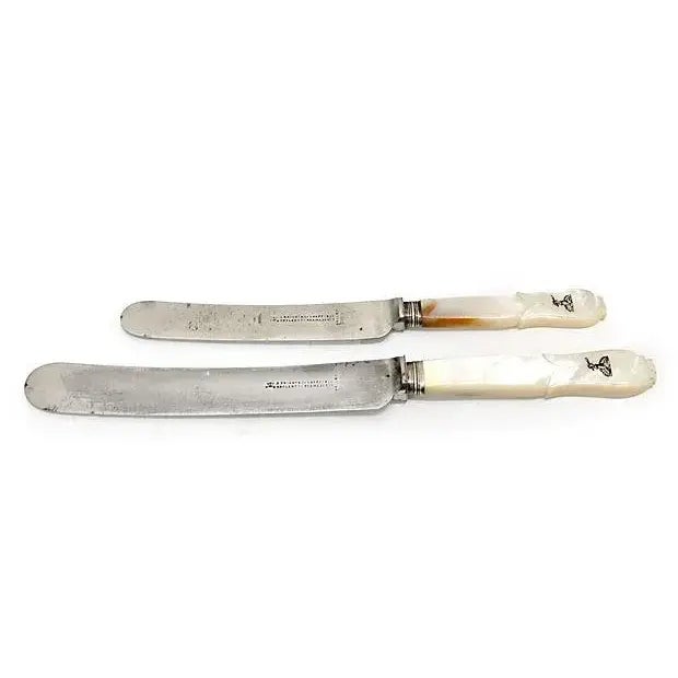 Victorian English Mother-of-Pearl Coat of Arms Knives, Set of 12 For Sale In Los Angeles - Image 6 of 6