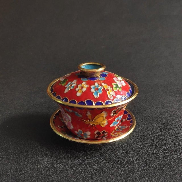 Dimensions: Diameter 9cm (3.54") x Height 8.9cm (3.50") Material: Copper body with Cloisonné Enamel, Gilt Bronze rims...