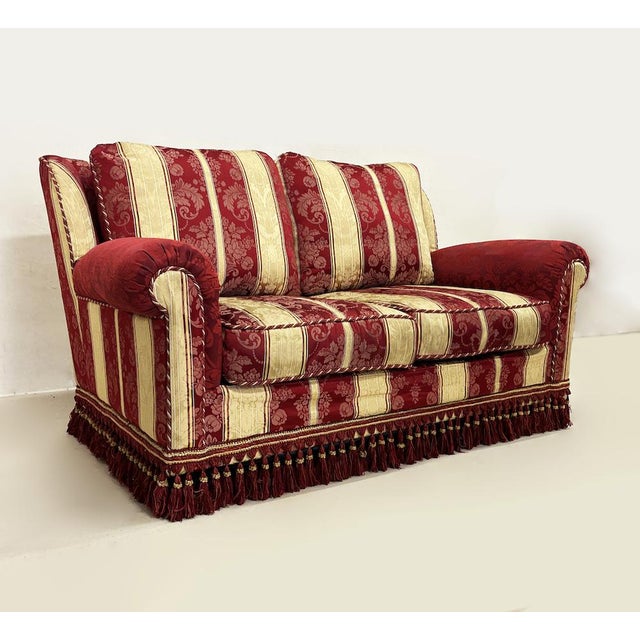 A sofa bed with a strong decorative character, perfect for elegant and sophisticated spaces. The ruby ​​red and golden...