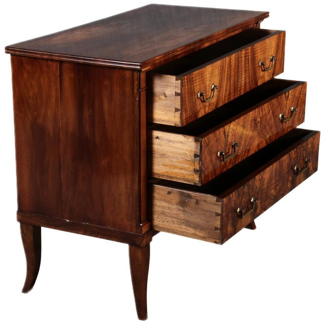 Small Antique Biedermeier Chest of Drawers in Walnut, 1810 For Sale - Image 4 of 18