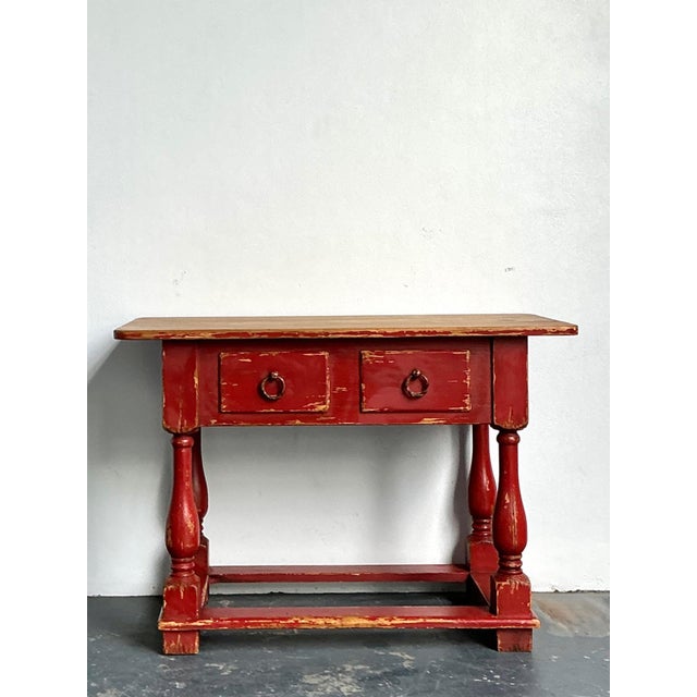 This vintage console table by Ralph Lauren embodies the brand’s unmistakable design language—timeless, bold, and rooted in...