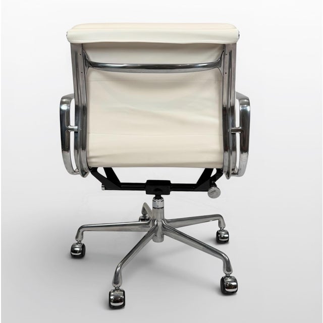 Early 21st Century Eames Aluminum Group Soft Pad Management Chair by Herman Miller – Ivory Leather For Sale - Image 5 of 11