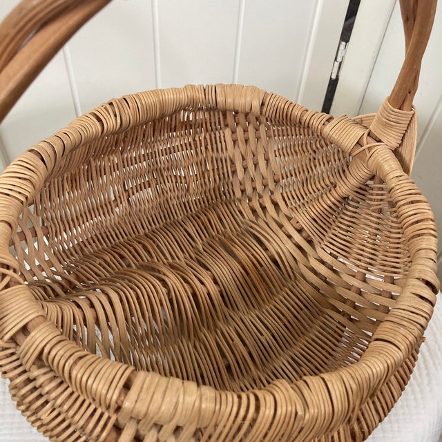 Vintage Handwoven Appalachian Wicker Buttocks Basket With Twisted Bentwood Handle For Sale - Image 4 of 12