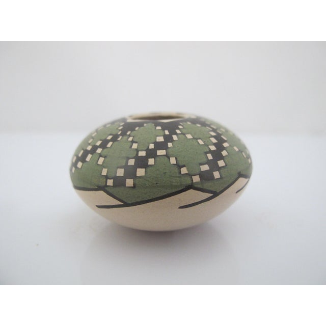 Mid 20th Century Miniature Mata Ortiz Chelo Acosta Red & Green Geometric Seed Pot Vase Pair For Sale - Image 5 of 10