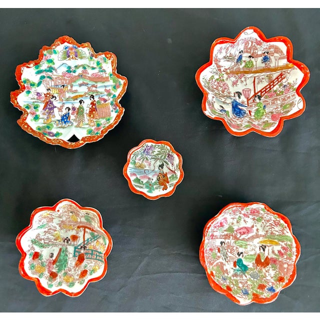 1920’s Antique Japanese Chinoiserie Hand Painted Traditional Geisha Girl & Pagoda Plates & Small Bowls - a 25 Piece Set For Sale - Image 4 of 12