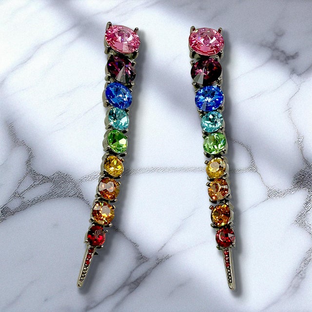 Metal Oscar De La Renta Hematite Plated Rainbow Swarovski Crystal Drop Earrings, Pair For Sale - Image 7 of 10