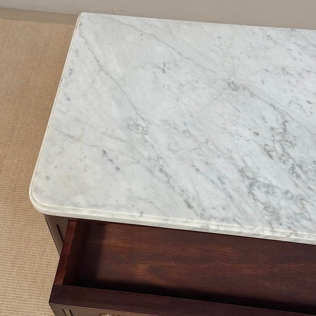 French Louis XVI Petite Mahogany Commode With Carrara Marble For Sale - Image 16 of 18