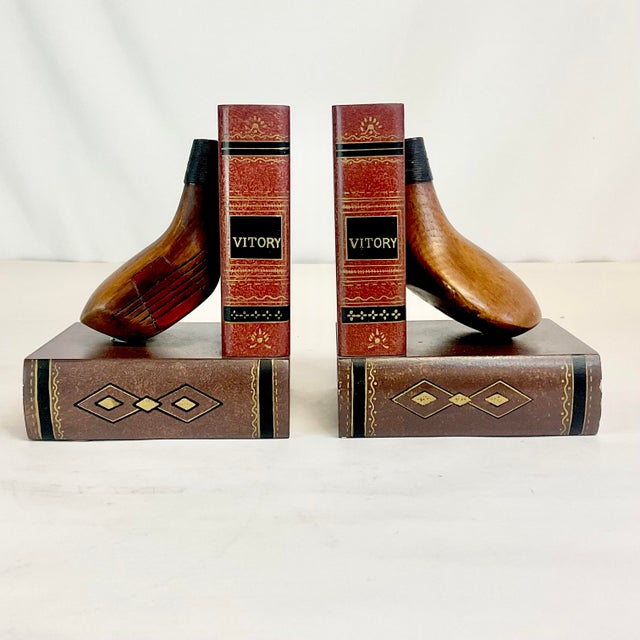 We have here a pair of Golf Club Motif Bookends. They feature a pair if wood clubs with Trompe L’Oeil books making the...