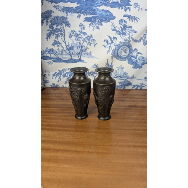 Metal Meiji Japanese Bronze Vases with Bas-Relief of Birds, 1880, Set of 2 For Sale - Image 7 of 12