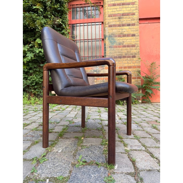An exceptionally comfortable design classic from Scandinavia: This dark brown genuine leather armchair from Dyrlund...