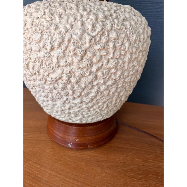 1960s 1960s Mid-Century ModernFortune Lamp Co. Ceramic Popcorn Texture Table Lamp With Original Shade For Sale - Image 5 of 7