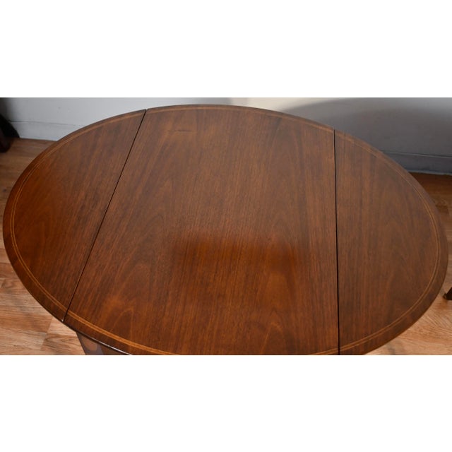 Traditional 1940 Pair of Baker Furniture Regency Mahogany Inlaid Pembroke Side / End Tables For Sale - Image 3 of 18