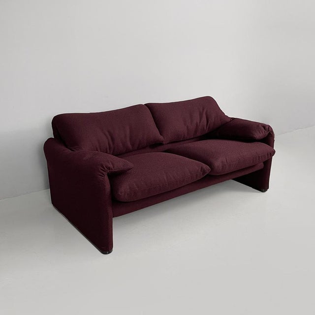 1970s Italian Modern Burgundy Fabric Sofa by Vico Magistretti for Cassina, 1960s For Sale - Image 5 of 12
