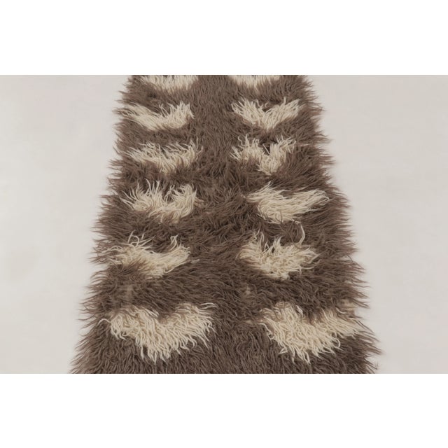 Traditional Vintage Turkish Tulu Shag Rug Runner in Mocha and Ivory - Rug & Kilim (Pair) For Sale - Image 3 of 8