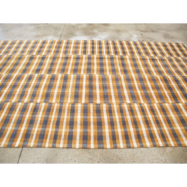 Textile Galerie Shabab Collection Mid-20th Century Turkish Flatweave Kilim Carpet For Sale - Image 7 of 12