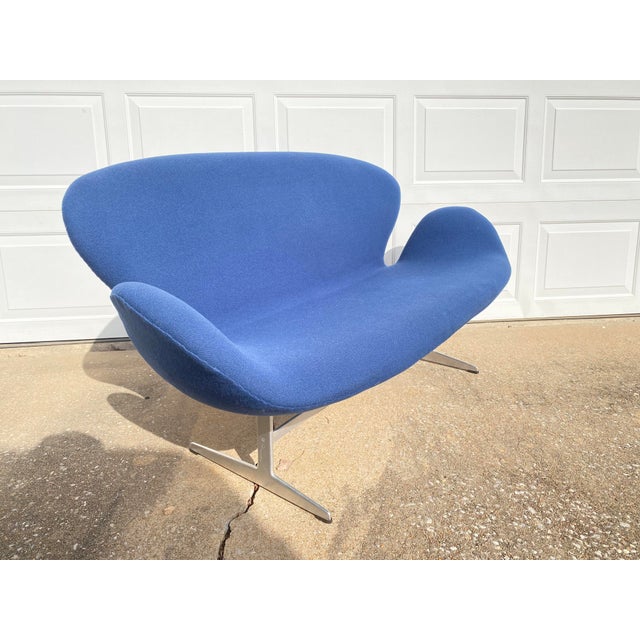1970s 1970s Attributed to Arne Jacobsen Blue Swan Sofa for Fritz Hansen Vintage Original For Sale - Image 5 of 10