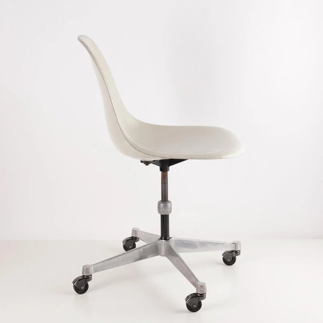 Mid-Century Modern Swivel Office Chair in Aluminum and Fiberglass by Charles & Ray Eames for Herman Miller, 1970s For Sale - Image 3 of 11