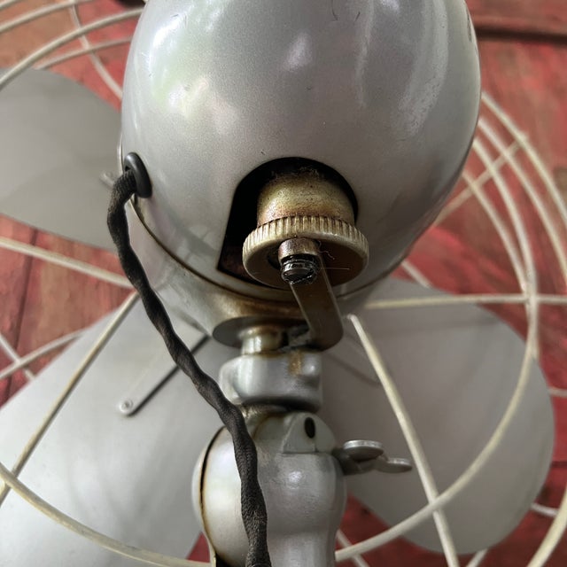 1950s Vintage Emerson Electric 16" Oscillating Metal Desk Fan Fully Functional For Sale - Image 5 of 17