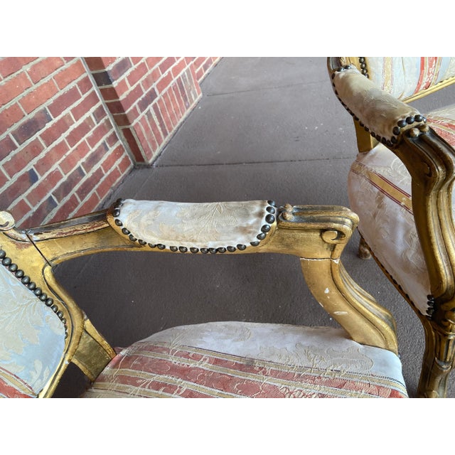 18th Century Louis XV Regency Giltwood Sweetheart Salon Settee and Bergere Chairs in Silk Damask - Set of 3 For Sale - Image 10 of 11