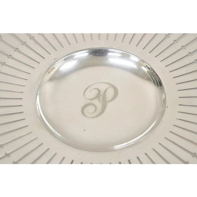 Early 20th Century English Edwardian Grapevine Repousse Silver Plated "P" Round Serving Platter For Sale - Image 4 of 10