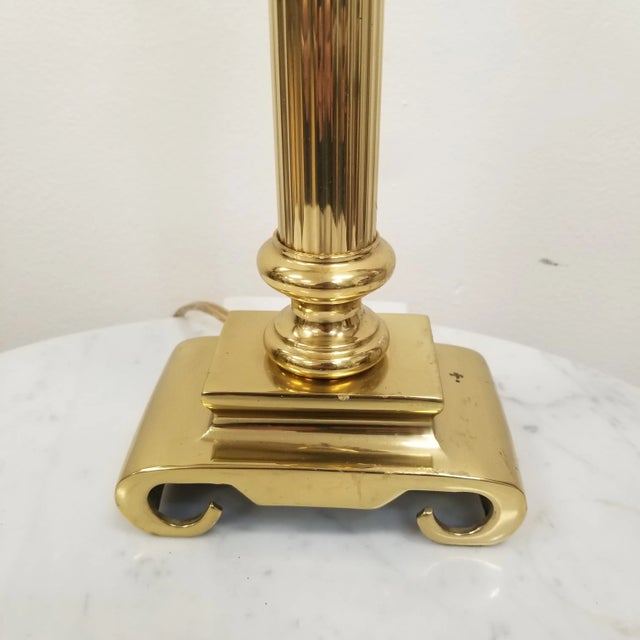 French Late 20th Century Brass Corinthian Column Table Lamp – Vintage Fluted Classical Column Lamp For Sale - Image 3 of 3