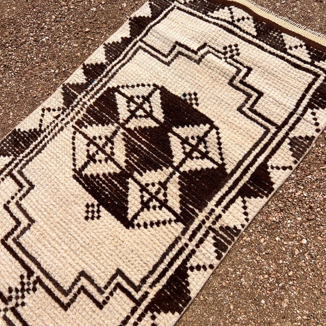 1960s Neutral Vintage Kurdish Herki Runner 2’6x10’8 For Sale - Image 4 of 8
