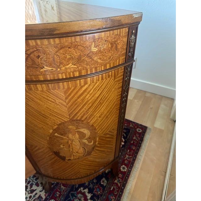 Romweber 1940s Romweber Federal Revival Inlaid Demilune Chest in Bookmatched Veneers For Sale - Image 4 of 11
