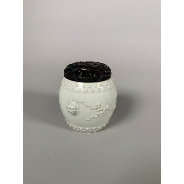 White Dehua porcelain incense burner from the Kangxi period (1661-1722) For Sale - Image 6 of 10